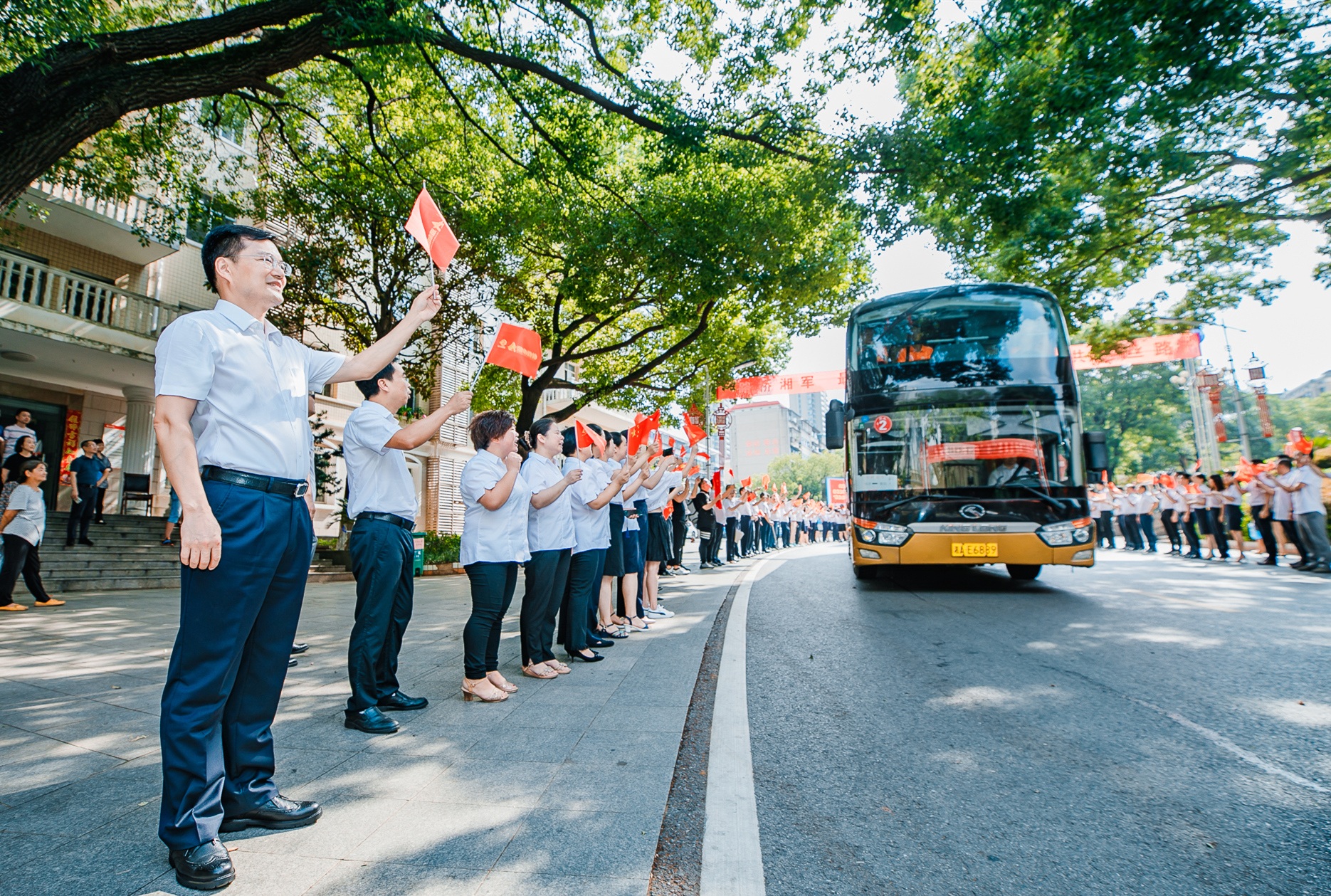 20200831119318.jpg 湖南九龙公馆com向导、员工、眷属为出征将士送行1_副本.jpg