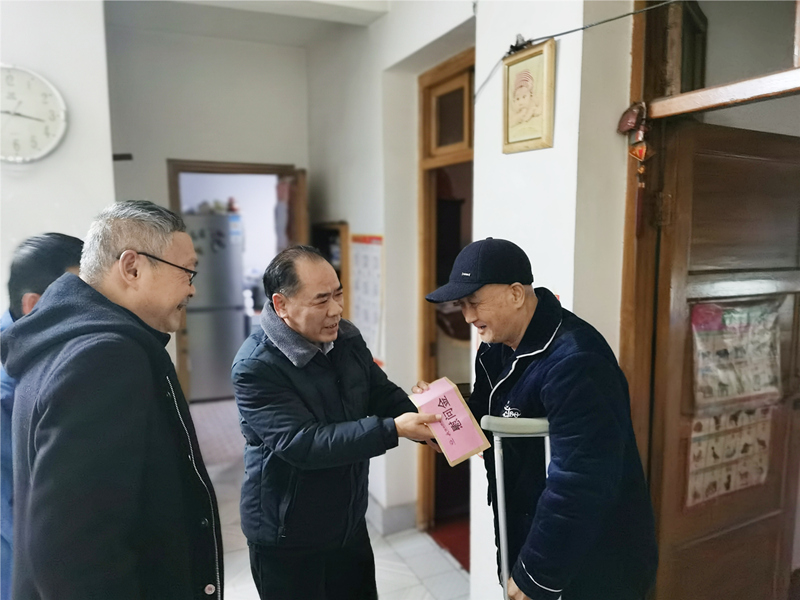 6��2��8������������ʢϣο�ʵ�Ա����,�ּ��ж����ز���Ժ�ĸ�������������_����_����.jpg