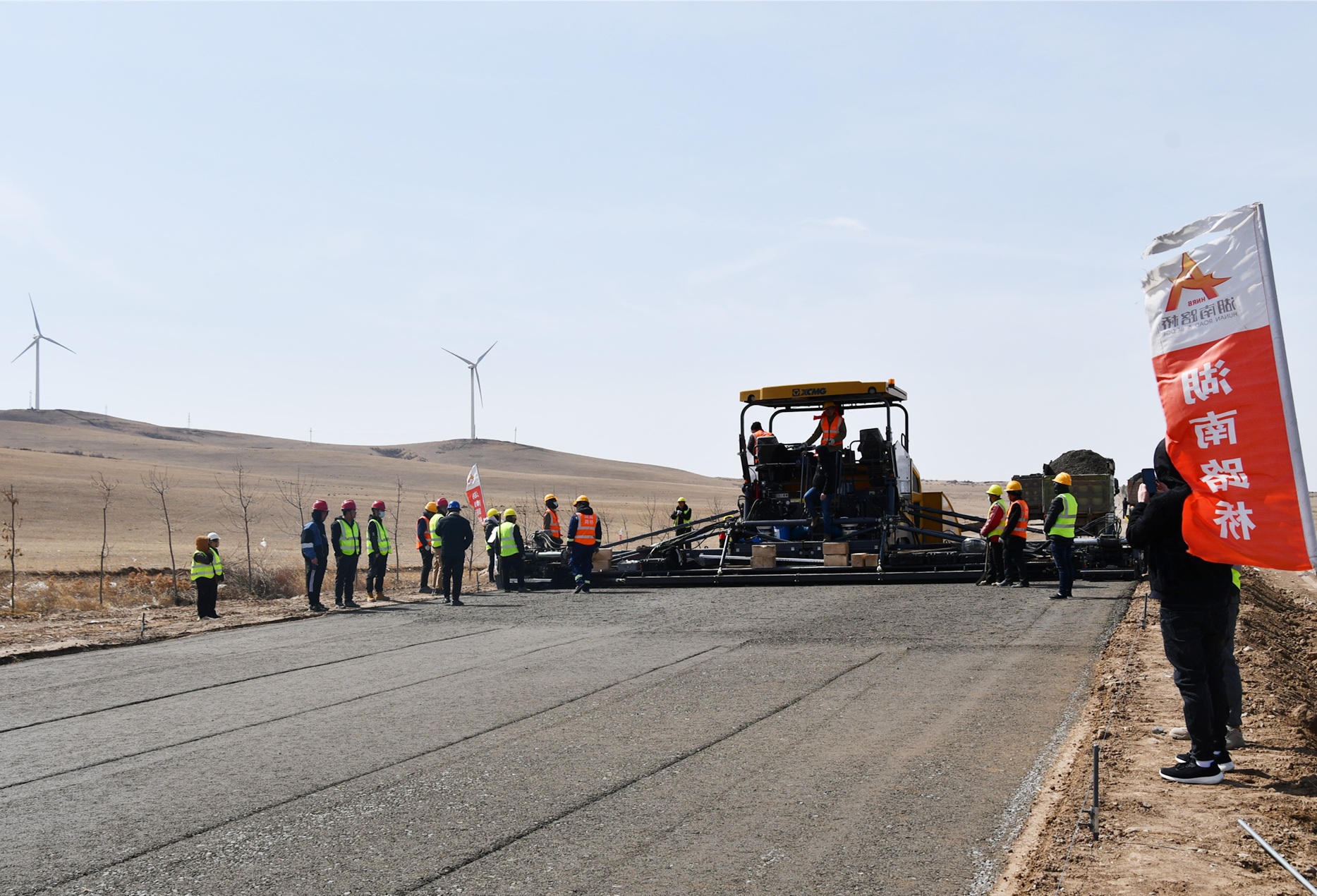 20210406937447.jpg 照片:内蒙大查1标项目完成底下层试验段施工_副本.jpg