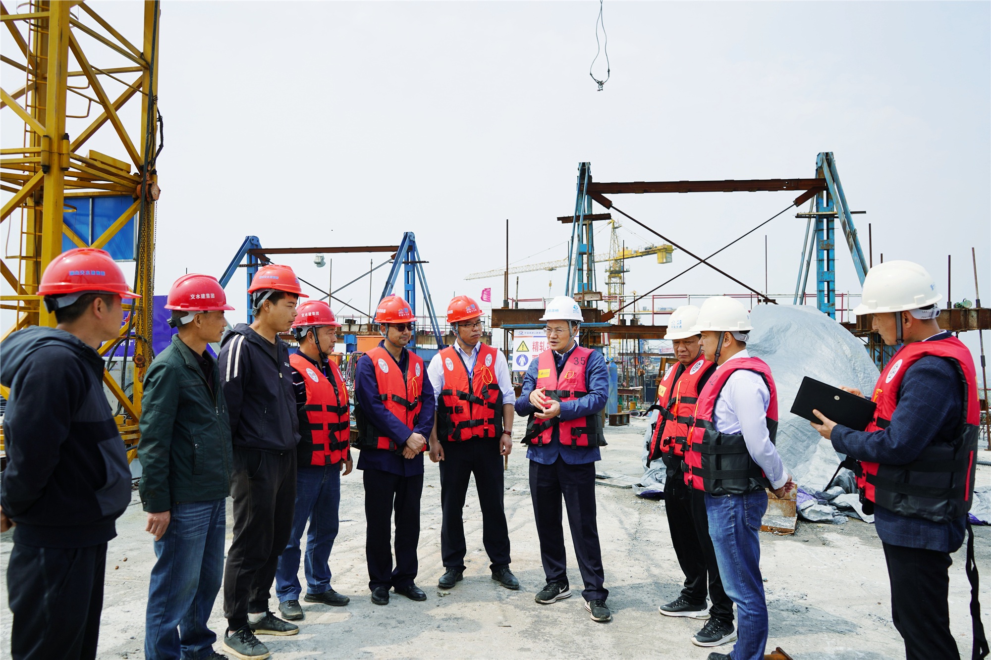 20210508257330.jpg 杨雄伟督查慰问13标02_副本_副本.jpg