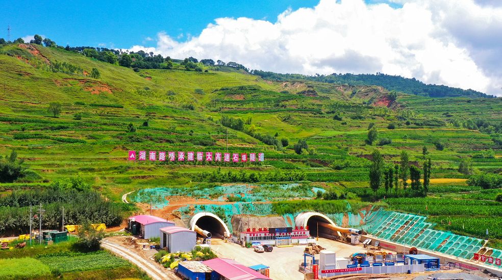 20210812613288.png 照片1:临大11标项目一连5次获业主表扬奖励.png