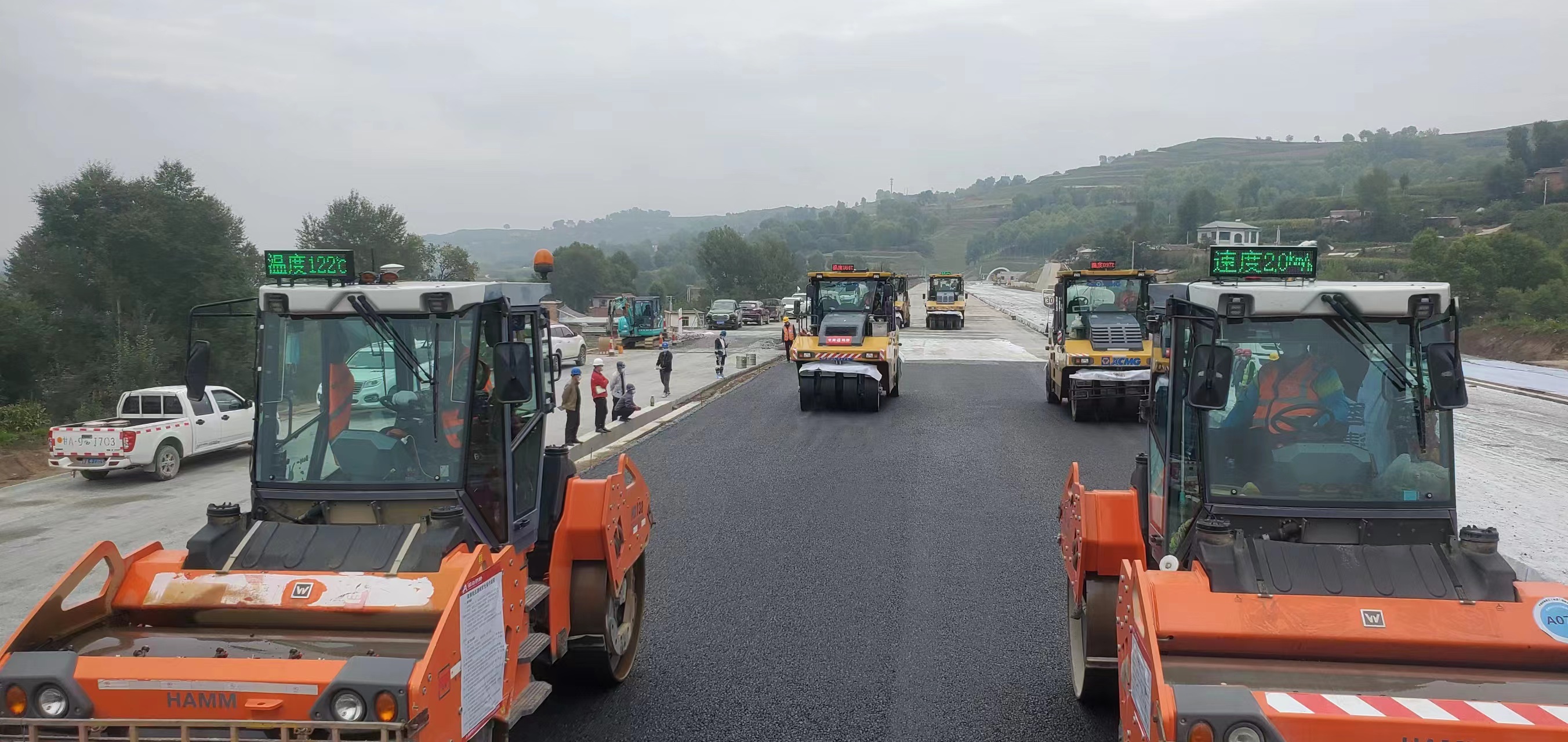 20220923450241.jpg 照片:临亨衢面2标顺遂完成沥青下面层试验段施工.jpg
