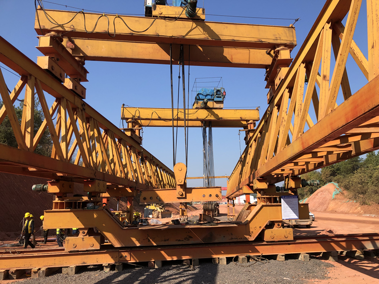 20221020604940.jpg 醴娄高速公路二施工分部首片箱梁乐成架设1.jpg