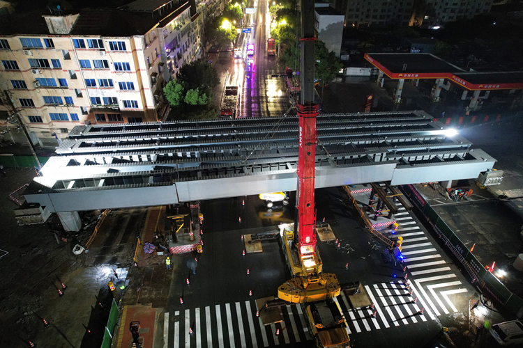 20221207101382.jpg 照片:新昌项目完成跨新昌大道钢箱梁架设.jpg