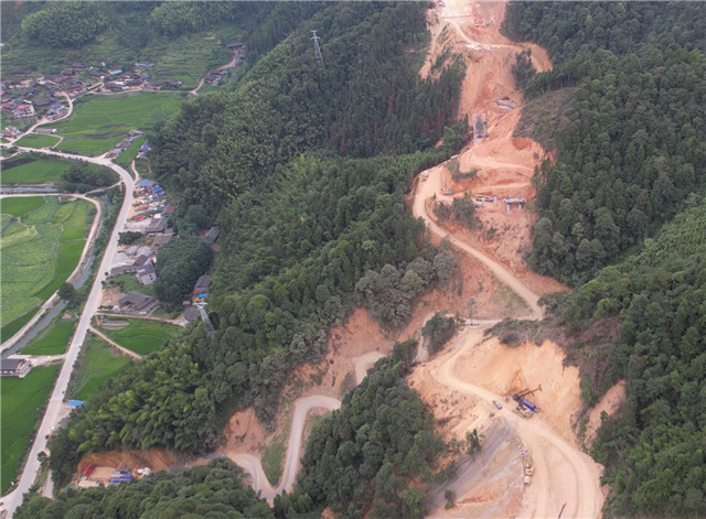 图为栗树湾施工便道.jpg
